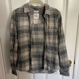 American Eagle grey and white plaid long sleeve button down shirt size large